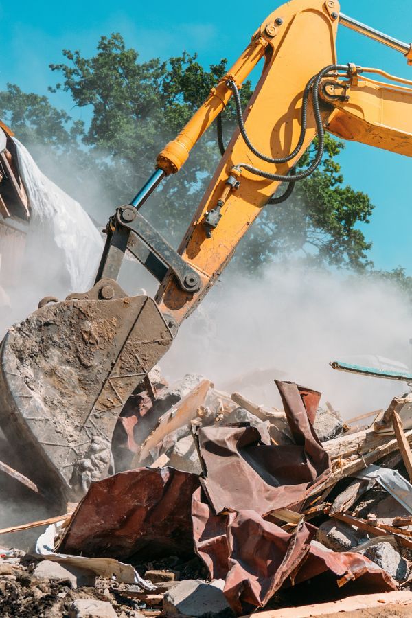 Escavação, aterro e compactação realizados por empresa ambiental